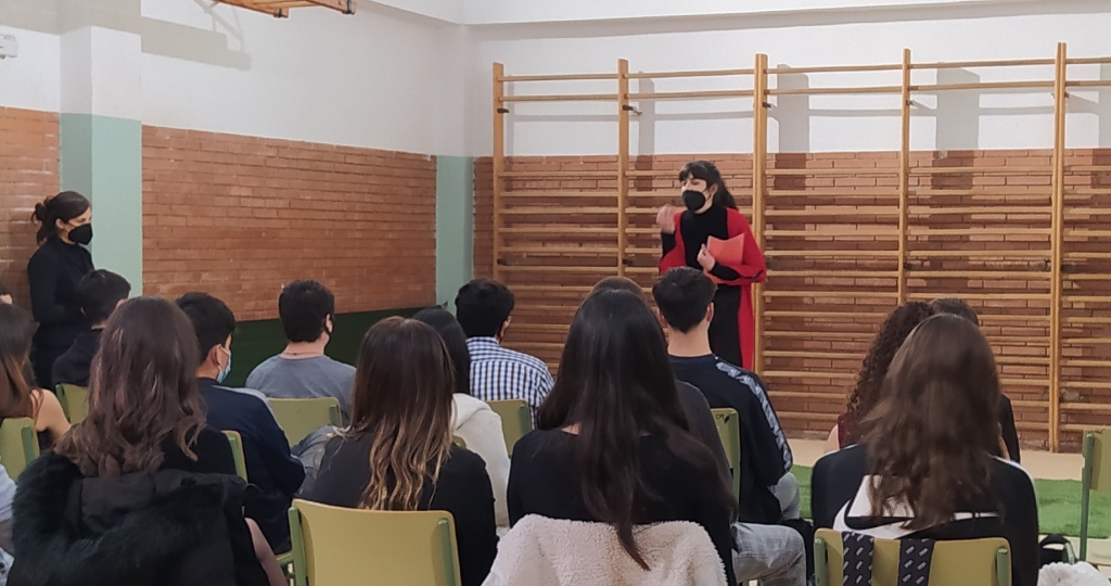 Alumnes assisteixen a l'espectacle a l'aula